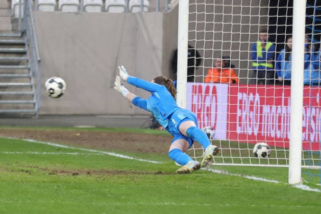 DFB-Pokal Frauen: FC Carl Zeiss Jena - VfL Wolfsburg; 05.04.26 Torwart Stina Johannes (1, VfL Wolfsburg) hält den Elfmeter von Fiona Gaißer (22, Carl Zeiss Jena) im Elfmeterschießen. Fußball, DFB-Pokal Frauen, Halbfinale: FC Carl Zeiss Jena vs. VfL Wolfsburg am 05.04.26 im Ernst-Abbe-Sportfeld ad hoc arena, Jena. DFL REGULATIONS PROHIBIT ANY USE OF PHOTOGRAPHS AS IMAGE SEQUENCES AND OR QUASI-VIDEO. Copyright: xBEAUTIFULxSPORTS JanxKaeferx
