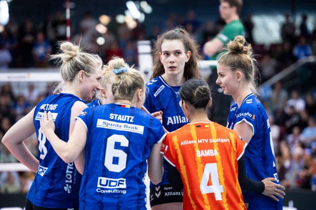 Lucia Varela Gomez (Allianz MTV Stuttgart, 12) und Team - zum Schluss reichte es fuer den MTV Stuttgart nicht zum Sieg gegen den Dresdner SC GER, Allianz MTV Stuttgart - Dresdner SC, Volleyball Bundesliga, VBL, Spielzeit 2025 2026, Playoffs Halbfinale, Spiel 1, 05.04.2026 GER, Allianz MTV Stuttgart - Dresdner SC, Volleyball Bundesliga, VBL, Spielzeit 2025 2026, Playoffs Halbfinale, Spiel 1, 05.04.2026 Stuttgart Copyright: xSandyxDinkelackerx EP_SDR