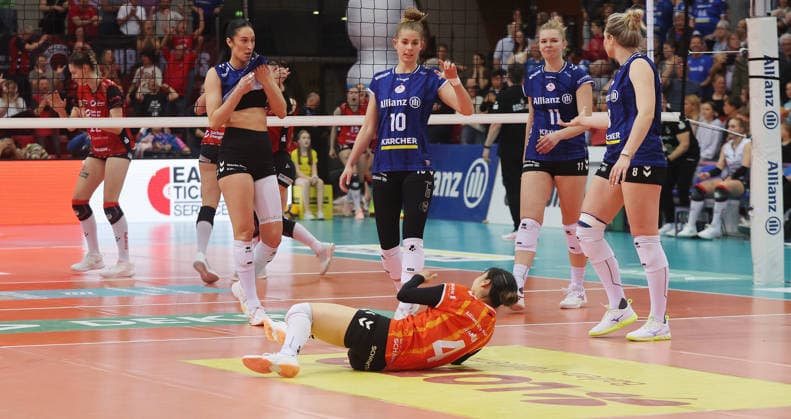 Stuttgart , Bundesliga Volleyball PlayOffs Halbfinale Spiel 1 , Allianz MTV Stuttgart vs. Dresdner SC , Enttäuschung Stuttgart , von links: Jasmine gross Pia Kästner Yurika Bamba Pauline Martin Eleanor Holthaus