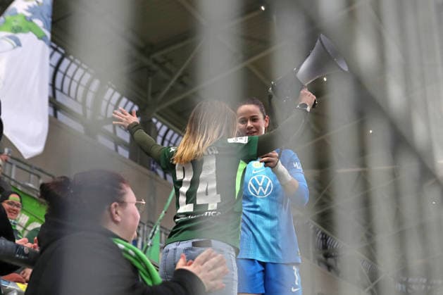 DFB-Pokal Frauen: FC Carl Zeiss Jena - VfL Wolfsburg; 05.04.26 Torwart Stina Johannes (1, VfL Wolfsburg) leitet als Capo im Fanblock mit dem Megaphon die Feier ihres Teams an. Fußball, DFB-Pokal Frauen, Halbfinale: FC Carl Zeiss Jena vs. VfL Wolfsburg am 05.04.26 im Ernst-Abbe-Sportfeld ad hoc arena, Jena. DFL REGULATIONS PROHIBIT ANY USE OF PHOTOGRAPHS AS IMAGE SEQUENCES AND OR QUASI-VIDEO. Copyright: xBEAUTIFULxSPORTS JanxKaeferx
