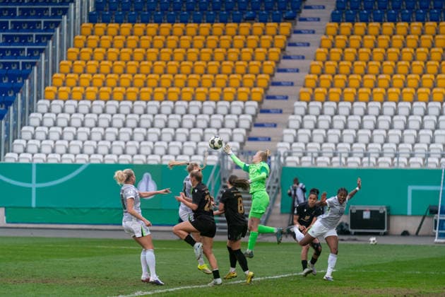 Jasmin Janning (FC Carl Zeiss Jena, 01) hält die Jenaer mit einer starken Parade weiter im Spiel in der Verlängerung GER, FC Carl Zeiss Jena vs. VfL Wolfsburg, Fussball, DFB Pokal Frauen, Halbinale, Saison 2025 2026, 05.04.2026 DFL REGULATIONS PROHIBIT ANY USE OF PHOTOGRAPHS AS IMAGE SEQUENCES AND OR QUASI-VIDEO, GER, FC Carl Zeiss Jena vs. VfL Wolfsburg, Fussball, DFB Pokal Frauen, Halbinale, Saison 2025 2026, 05.04.2026 Jena Copyright: xEibner-Pressefoto PiaxSchindlerx EP_PSR