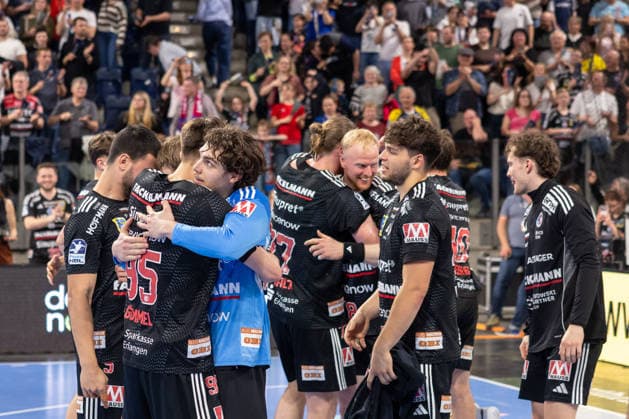 Umarmungen und Jubel bei den Sieg, bei Torwart Tin Herceg (HC Erlangen, 99) Tim Goemmel (HC Erlangen, 95) HC Erlangen vs. Rhein-Neckar Löwen, Handball, 1. Handball Bundesliga, Saison 2025 2026, 28. Spieltag, 05.04.2026 HC Erlangen vs. Rhein-Neckar Löwen, Handball, 1. Handball Bundesliga, Saison 2025 2026, 28. Spieltag, 05.04.2026 Nuernberg Copyright: xEibner-Pressefoto ArdanxFuessmanx EP_AFN