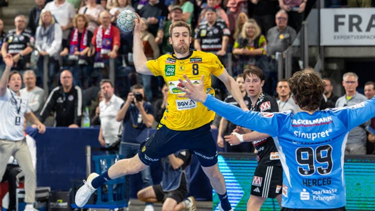 Wurf in der Luft von Tim Nothdurft (Rhein-Neckar Löwen, 08), Tin Herceg (HC Erlangen, 99) im Tor. HC Erlangen vs. Rhein-Neckar Löwen, Handball, 1. Handball Bundesliga, Saison 2025 2026, 28. Spieltag, 05.04.2026 HC Erlangen vs. Rhein-Neckar Löwen, Handball, 1. Handball Bundesliga, Saison 2025 2026, 28. Spieltag, 05.04.2026 Nuernberg Copyright: xEibner-Pressefoto ArdanxFuessmanx EP_AFN