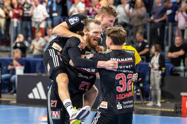 Jubel nach dem Sieg bei Erlangen, Antonio Metzner (HC Erlangen, 27) , Sander Andreassen Overjordet (HC Erlangen, 08), Maxsim Lochmann (HC Erlangen, 32) HC Erlangen vs. Rhein-Neckar Löwen, Handball, 1. Handball Bundesliga, Saison 2025 2026, 28. Spieltag, 05.04.2026 HC Erlangen vs. Rhein-Neckar Löwen, Handball, 1. Handball Bundesliga, Saison 2025 2026, 28. Spieltag, 05.04.2026 Nuernberg Copyright: xEibner-Pressefoto ArdanxFuessmanx EP_AFN