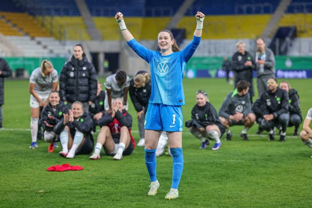GER, Jena, Carl Zeiss Jena vs Vfl Wolfsburg, DFB-Pokal Frauen, Fussball, DFB, Spielzeit 2025 2026, ad hoc Arena im Ernst-Abbe-Sportfeld, Halbfinale im Bild: Vfl Wolfsburg besiegt Jena nach Toren im Elfmeterschießen durch Smilla Vallotto (VfL Wolfsburg Frauen 14), Freude, Emotionen nach dem Sieg, Jubel mit den Fans, Stina Johannes (VfL Wolfsburg Frauen 1) DFB DFL REGULATIONS PROHIBIT ANY USE OF PHOTOGRAPHS AS IMAGE SEQUENCES AND OR QUASI-VIDEO, 05.04.2025 Copyright: HMBxMedia HendrikxHamelau
