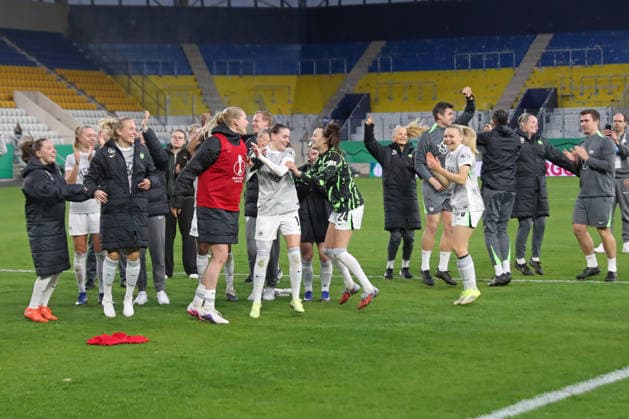 DFB-Pokal Frauen: FC Carl Zeiss Jena - VfL Wolfsburg; 05.04.26 Das Team des VfL Wolfsburg feiert den Sieg. Fußball, DFB-Pokal Frauen, Halbfinale: FC Carl Zeiss Jena vs. VfL Wolfsburg am 05.04.26 im Ernst-Abbe-Sportfeld ad hoc arena, Jena. DFL REGULATIONS PROHIBIT ANY USE OF PHOTOGRAPHS AS IMAGE SEQUENCES AND OR QUASI-VIDEO. Copyright: xBEAUTIFULxSPORTS JanxKaeferx
