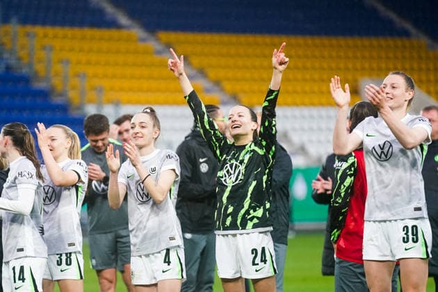 Die Wolfsburgerinnen lassen sich vor dem Gästeblock ausgiebig feiern GER, FC Carl Zeiss Jena vs. VfL Wolfsburg, Fussball, DFB Pokal Frauen, Halbinale, Saison 2025 2026, 05.04.2026 GER, FC Carl Zeiss Jena vs. VfL Wolfsburg, Fussball, DFB Pokal Frauen, Halbinale, Saison 2025 2026, 05.04.2026 Jena Copyright: xEibner-Pressefoto PiaxSchindlerx EP_PSR