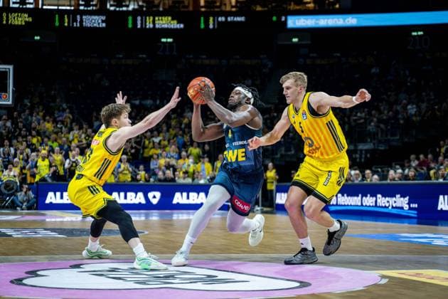 Basketball Berlin 05.04.2026 Saison 2025 2026 EasyCredit BBL 1. Bundesliga Männer, Herren Alba Berlin - EWE Baskets Oldenburg Brian Fobbs (Oldenburg, No.04) Bennet Hundt (Alba Berlin, No.33) Sam Griesel (Alba Berlin, No.05)