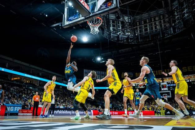 Basketball Berlin 05.04.2026 Saison 2025 2026 EasyCredit BBL 1. Bundesliga Männer, Herren Alba Berlin - EWE Baskets Oldenburg Brian Fobbs (Oldenburg, No.04) Bennet Hundt (Alba Berlin, No.33)
