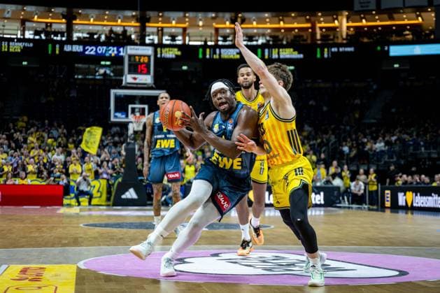 Basketball Berlin 05.04.2026 Saison 2025 2026 EasyCredit BBL 1. Bundesliga Männer, Herren Alba Berlin - EWE Baskets Oldenburg Brian Fobbs (Oldenburg, No.04) Bennet Hundt (Alba Berlin, No.33)