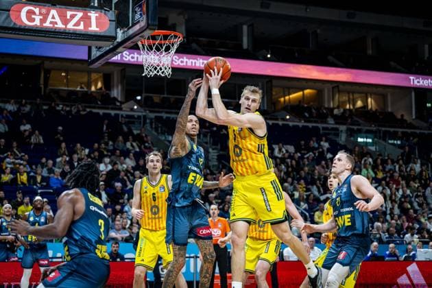 Basketball Berlin 05.04.2026 Saison 2025 2026 EasyCredit BBL 1. Bundesliga Männer, Herren Alba Berlin - EWE Baskets Oldenburg Sam Griesel (Alba Berlin, No.05) Michale Kyser (Oldenburg, No.12)