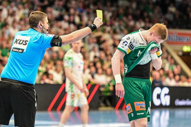 DAIKIN HBL Bundesliga: Frisch Auf! Göppingen - SC Magdeburg; Göppingen, 05.04.2026 Schiedsrichter Denis Regner gibt gelb gegen Ymir Oern Gislason (Frisch Auf Göppingen, 33) ; Göppingen, 05.04.2026 - 27. Spieltag der DAIKIN Handball-Bundesliga, Frisch Auf! Göppingen - SC Magdeburg, EWS-Arena, Göppingen. Copyright: xBEAUTIFULxSPORTS Märklx