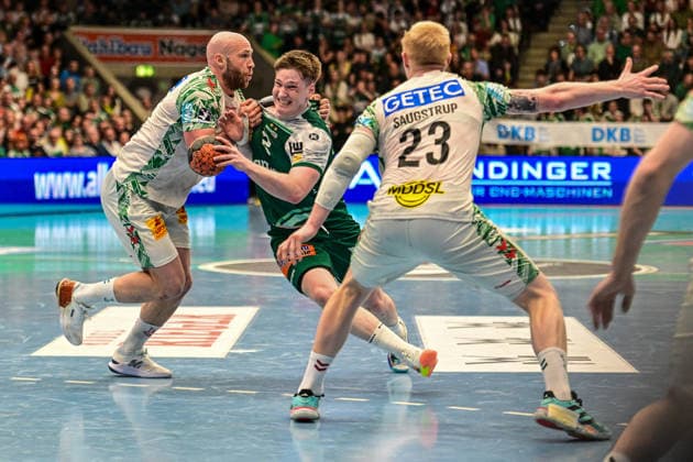 DAIKIN HBL Bundesliga: Frisch Auf! Göppingen - SC Magdeburg; Göppingen, 05.04.2026 Harter Kampf am Kreis: Oskar Neudeck (Frisch Auf Göppingen, 2) gegen Oscar Bergendahl (SC Magdeburg, 54) und Magnus Saugstrup (SC Magdeburg, 23) ; Göppingen, 05.04.2026 - 27. Spieltag der DAIKIN Handball-Bundesliga, Frisch Auf! Göppingen - SC Magdeburg, EWS-Arena, Göppingen. Copyright: xBEAUTIFULxSPORTS Märklx
