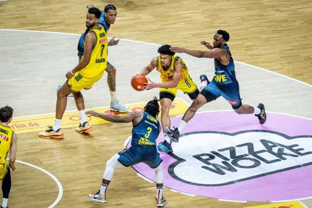 Basketball Berlin 05.04.2026 Saison 2025 2026 EasyCredit BBL 1. Bundesliga Männer, Herren Alba Berlin - EWE Baskets Oldenburg Jack Kayil (Alba Berlin, No.07) Chris Clemons (Oldenburg, No.03) Dakarai Tucker (Oldenburg, No.07)