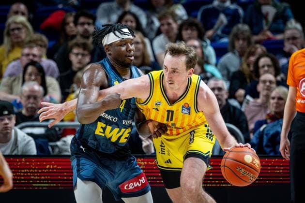 Basketball Berlin 05.04.2026 Saison 2025 2026 EasyCredit BBL 1. Bundesliga Männer, Herren Alba Berlin - EWE Baskets Oldenburg Moses Wood (Alba Berlin, No.11) Brian Fobbs (Oldenburg, No.04)