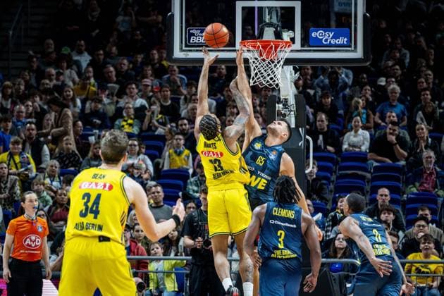 Basketball Berlin 05.04.2026 Saison 2025 2026 EasyCredit BBL 1. Bundesliga Männer, Herren Alba Berlin - EWE Baskets Oldenburg J wan Roberts (Alba Berlin, No.13) Filip Stanic (Oldenburg, No.65)