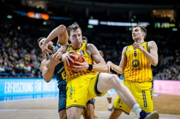 Basketball Berlin 05.04.2026 Saison 2025 2026 EasyCredit BBL 1. Bundesliga Männer, Herren Alba Berlin - EWE Baskets Oldenburg Justin Bean (Alba Berlin, No.34) Filip Stanic (Oldenburg, No.65)