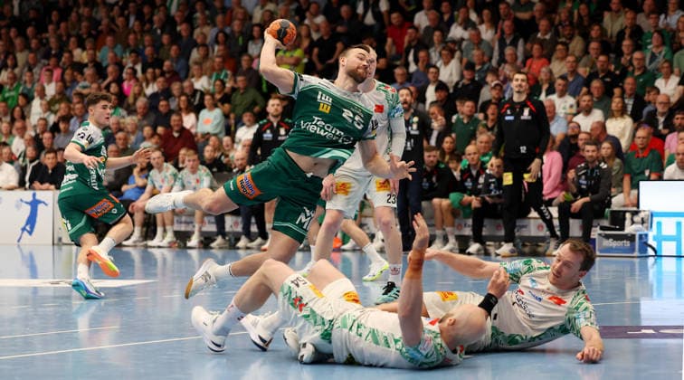 05.04.2026, Deutschland, Göppingen, Handball Bundesliga, 27. Spieltag, Frisch Auf! Göppingen vs. SC Magdeburg, oben Ludvig Jurmala Aström (Göppingen), unten v.l. Oscar Bergendahl, Felix Claar (Magdeburg)
