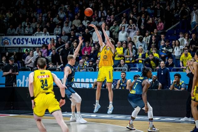 Basketball Berlin 05.04.2026 Saison 2025 2026 EasyCredit BBL 1. Bundesliga Männer, Herren Alba Berlin - EWE Baskets Oldenburg Moses Wood (Alba Berlin, No.11) letzter Wurf Seth Hinrichs (Oldenburg, No.21)