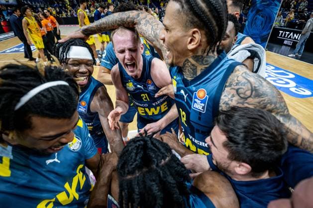 Basketball Berlin 05.04.2026 Saison 2025 2026 EasyCredit BBL 1. Bundesliga Männer, Herren Alba Berlin - EWE Baskets Oldenburg jubel Oldenburg Brian Fobbs (Oldenburg, No.04) Seth Hinrichs (Oldenburg, No.21) Michale Kyser (Oldenburg, No.12) und andere