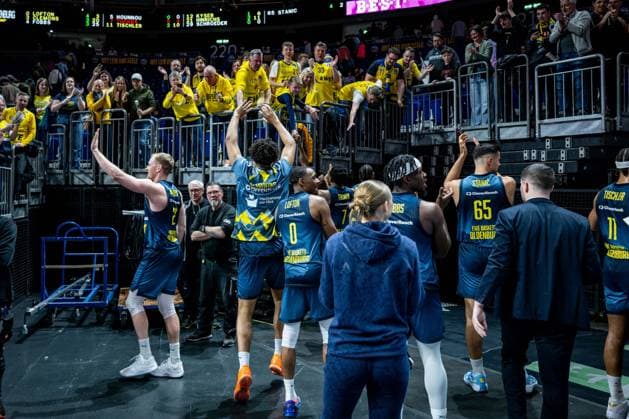 Basketball Berlin 05.04.2026 Saison 2025 2026 EasyCredit BBL 1. Bundesliga Männer, Herren Alba Berlin - EWE Baskets Oldenburg jubel Oldenburg nach dem Sieg mit Fans