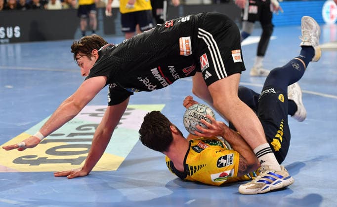 Sport Bilder des Tages 05.04.2026 - Handball - 1. Bundesliga DAIKIN HBL - Saison 2025 2026 - 27. Spieltag: HC Erlangen Metropolregion Nürnberg HCE - Rhein-Neckar Löwen - OGo - xogox - Florian Scheerer (10, HC Erlangen HCE ) Dani Baijens (77, Rhein Neckar Löwen )