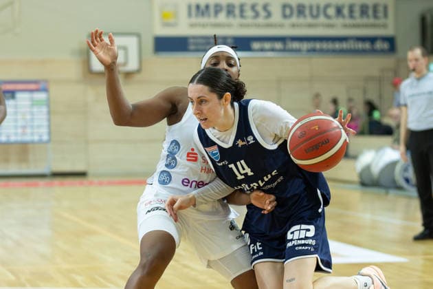 Lashae Dwyer (Luchse, 2), Katelyn Shumate (Lions, 14), Syntainics MBC vs. TK Hannover Luchse, Frauen, Basketball, 1. Bundesliga, DBBL, Playoffs - 2 3, Saison 2025 26, 05.04.2026. Halle SWH Arena Sachsen-Anhalt Deutschland