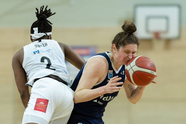 Lashae Dwyer (Luchse, 2), Romy Bär (Lions, 46), Syntainics MBC vs. TK Hannover Luchse, Frauen, Basketball, 1. Bundesliga, DBBL, Playoffs - 2 3, Saison 2025 26, 05.04.2026. Halle SWH Arena Sachsen-Anhalt Deutschland