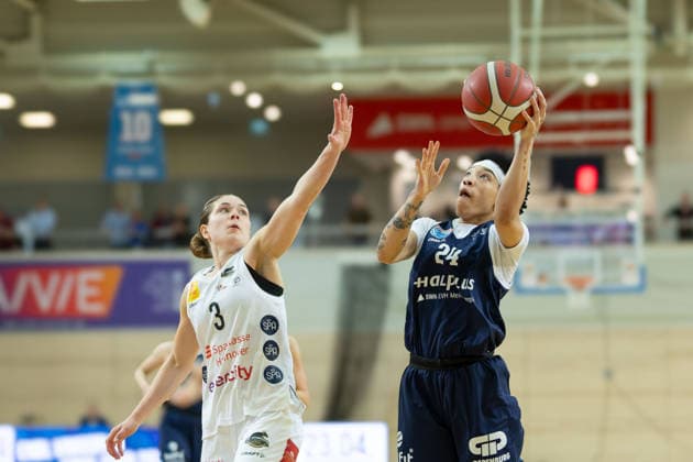 Lovisa Hjern (Luchse, 3), Liz Smith (Lions, 24), Syntainics MBC vs. TK Hannover Luchse, Frauen, Basketball, 1. Bundesliga, DBBL, Playoffs - 2 3, Saison 2025 26, 05.04.2026. Halle SWH Arena Sachsen-Anhalt Deutschland