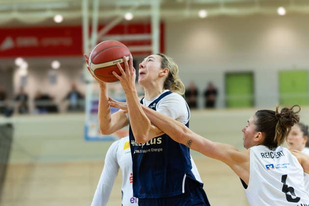 Sona Svetlikova (Lions, 15), Marie Reichert (Luchse, 6), Syntainics MBC vs. TK Hannover Luchse, Frauen, Basketball, 1. Bundesliga, DBBL, Playoffs - 2 3, Saison 2025 26, 05.04.2026. Halle SWH Arena Sachsen-Anhalt Deutschland