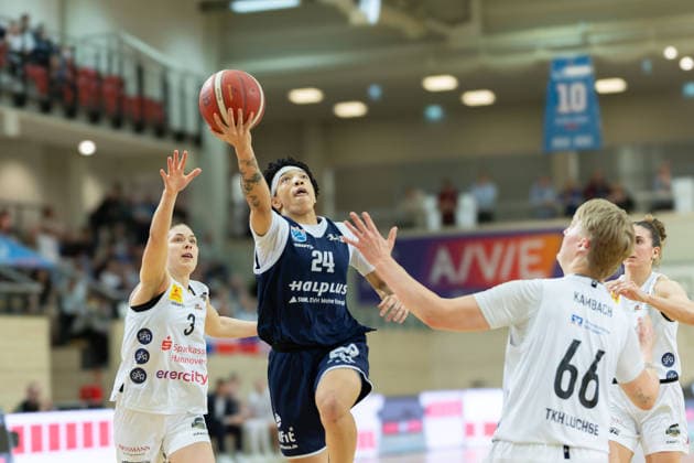 Lovisa Hjern (Luchse, 3), Liz Smith (Lions, 24), Leonie Kambach (Luchse, 66), Syntainics MBC vs. TK Hannover Luchse, Frauen, Basketball, 1. Bundesliga, DBBL, Playoffs - 2 3, Saison 2025 26, 05.04.2026. Halle SWH Arena Sachsen-Anhalt Deutschland