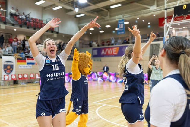Lions nach ihrem 76:65 Heimsieg, Syntainics MBC vs. TK Hannover Luchse, Frauen, Basketball, 1. Bundesliga, DBBL, Playoffs - 2 3, Saison 2025 26, 05.04.2026. Halle SWH Arena Sachsen-Anhalt Deutschland