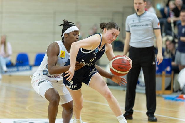Lashae Dwyer (Luchse, 2), Nicole Brochlitz (Lions, 6), Syntainics MBC vs. TK Hannover Luchse, Frauen, Basketball, 1. Bundesliga, DBBL, Playoffs - 2 3, Saison 2025 26, 05.04.2026. Halle SWH Arena Sachsen-Anhalt Deutschland