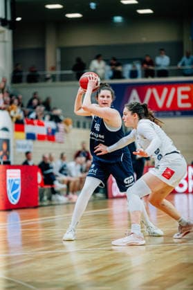 BB-1BL Damen Syntainics MBC Lions - TK Hannover Luchse Romy Bär (GISA Lions MBC) waehrend der Saison 2025-2026 im 1. Playoffrunde Spiel 2 unde in der DBBL Toyota Bundesliga Syntainics MBC Lions und TK Hannover Luchse in der SWH Arena am 5. April 2026 in Halle Saale, Sachsen Anhalt, Deutschland