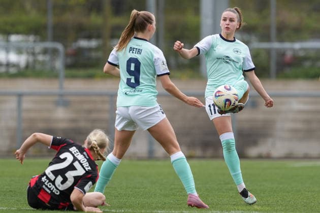05.04.2026, Fußball, 2. Frauen-Bundesliga, 2025 2026, 22. Spieltag, Eintracht Frankfurt II - SG 99 Andernach Sarah Klyta (11 SG 99 Andernach) spielt den Ball. Frankfurt am Main Stadion am Brentanobad Hessen Deutschland
