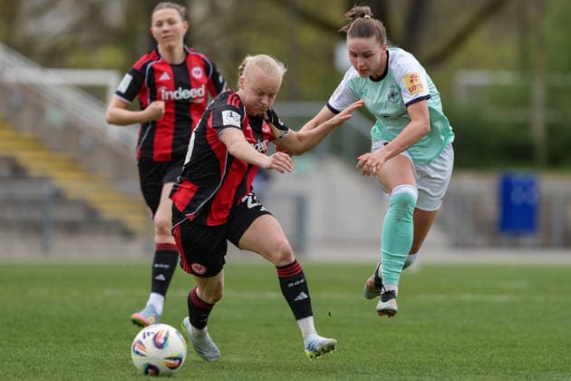 05.04.2026, Fußball, 2. Frauen-Bundesliga, 2025 2026, 22. Spieltag, Eintracht Frankfurt II - SG 99 Andernach Keira Bednorz (23 Eintracht Frankfurt II) und Sarah Klyta (SG 99 Andernach) im Zweikampf. Frankfurt am Main Stadion am Brentanobad Hessen Deutschland