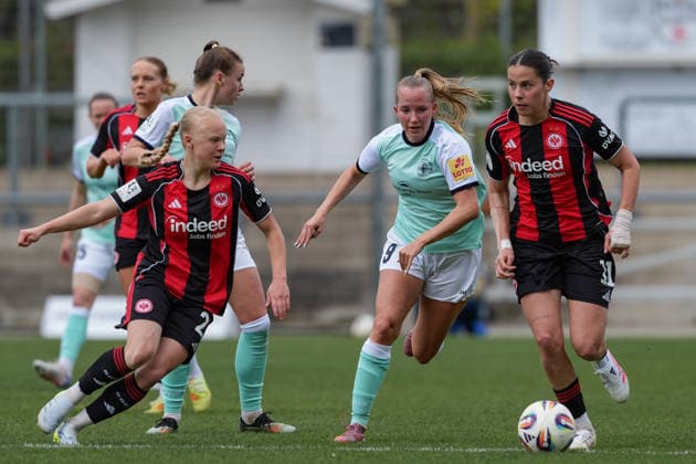 05.04.2026, Fußball, 2. Frauen-Bundesliga, 2025 2026, 22. Spieltag, Eintracht Frankfurt II - SG 99 Andernach Mina Matijevic (11 Eintracht Frankfurt II) läuft mit dem Ball und wird von Paula Petri (9 SG 99 Andernach) verfolgt. Keira Bednorz (Eintracht Frankfurt II) versucht Petri abzudrängen. Frankfurt am Main Stadion am Brentanobad Hessen Deutschland