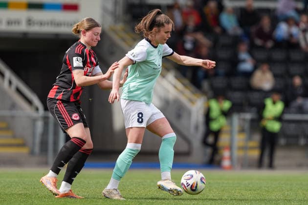 05.04.2026, Fußball, 2. Frauen-Bundesliga, 2025 2026, 22. Spieltag, Eintracht Frankfurt II - SG 99 Andernach Maren Weingarz (8 SG 99 Andernach) schirmt den Ball vor Tessa Zimmermann (Eintracht Frankfurt II) ab. Frankfurt am Main Stadion am Brentanobad Hessen Deutschland