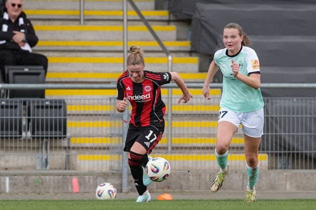 05.04.2026, Fußball, 2. Frauen-Bundesliga, 2025 2026, 22. Spieltag, Eintracht Frankfurt II - SG 99 Andernach Malou Müller (27 SG 99 Andernach) treibt den Ball voran. Marie Kleemann (17 Eintracht Frankfurt II) versucht hinter her zu kommen. Frankfurt am Main Stadion am Brentanobad Hessen Deutschland