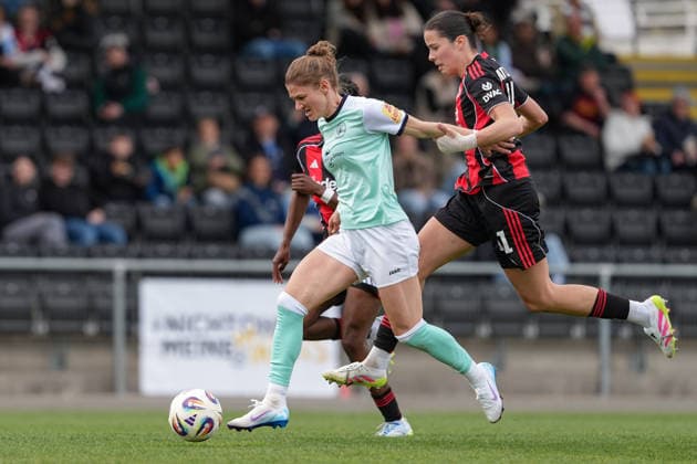 05.04.2026, Fußball, 2. Frauen-Bundesliga, 2025 2026, 22. Spieltag, Eintracht Frankfurt II - SG 99 Andernach Mina Matijevic (11 Eintracht Frankfurt II) versucht Carolin Schraa (SG 99 Andernach) in ihrem Lauf auf das Tor aufzuhalten. Frankfurt am Main Stadion am Brentanobad Hessen Deutschland