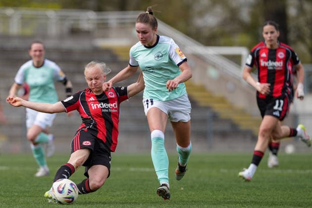 05.04.2026, Fußball, 2. Frauen-Bundesliga, 2025 2026, 22. Spieltag, Eintracht Frankfurt II - SG 99 Andernach Keira Bednorz (Eintracht Frankfurt II) grätscht den Ball im letzten Moment vor Sarah Klyta (SG 99 Andernach) weg. Frankfurt am Main Stadion am Brentanobad Hessen Deutschland