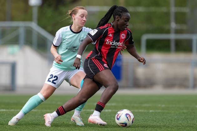 05.04.2026, Fußball, 2. Frauen-Bundesliga, 2025 2026, 22. Spieltag, Eintracht Frankfurt II - SG 99 Andernach Zoe Brückel (22 SG 99 Andernach) und Mira Arouna (Eintracht Frankfurt II) im Zweikampf. Frankfurt am Main Stadion am Brentanobad Hessen Deutschland