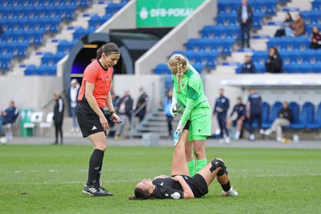 DFB-Pokal Frauen: FC Carl Zeiss Jena - VfL Wolfsburg; 05.04.26 Nelly Juckel (31, Carl Zeiss Jena) liegt mit einem Krampf am Boden und wird von Torwart Jasmin Janning (1, Carl Zeiss Jena) versorgt. Schiedsrichterin Angelika Söder erkundigt sich. Fußball, DFB-Pokal Frauen, Halbfinale: FC Carl Zeiss Jena vs. VfL Wolfsburg am 05.04.26 im Ernst-Abbe-Sportfeld ad hoc arena, Jena. DFL REGULATIONS PROHIBIT ANY USE OF PHOTOGRAPHS AS IMAGE SEQUENCES AND OR QUASI-VIDEO. Copyright: xBEAUTIFULxSPORTS JanxKaeferx