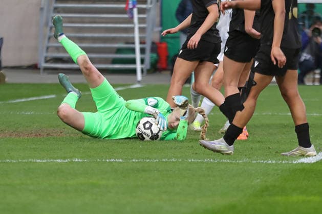 DFB-Pokal Frauen: FC Carl Zeiss Jena - VfL Wolfsburg; 05.04.26 Torwart Jasmin Janning (1, Carl Zeiss Jena) hat den Ball am Boden sicher gemacht. Fußball, DFB-Pokal Frauen, Halbfinale: FC Carl Zeiss Jena vs. VfL Wolfsburg am 05.04.26 im Ernst-Abbe-Sportfeld ad hoc arena, Jena. DFL REGULATIONS PROHIBIT ANY USE OF PHOTOGRAPHS AS IMAGE SEQUENCES AND OR QUASI-VIDEO. Copyright: xBEAUTIFULxSPORTS JanxKaeferx