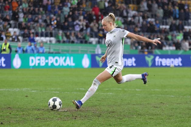 DFB-Pokal Frauen: FC Carl Zeiss Jena - VfL Wolfsburg; 05.04.26 Ella Peddemors (5, VfL Wolfsburg) beim Elfmeterschießen. Fußball, DFB-Pokal Frauen, Halbfinale: FC Carl Zeiss Jena vs. VfL Wolfsburg am 05.04.26 im Ernst-Abbe-Sportfeld ad hoc arena, Jena. DFL REGULATIONS PROHIBIT ANY USE OF PHOTOGRAPHS AS IMAGE SEQUENCES AND OR QUASI-VIDEO. Copyright: xBEAUTIFULxSPORTS JanxKaeferx