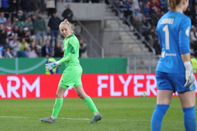 DFB-Pokal Frauen: FC Carl Zeiss Jena - VfL Wolfsburg; 05.04.26 Torwart Jasmin Janning (1, Carl Zeiss Jena) mit Blick zur Konkurrentin während des Elfmeterschießend. Fußball, DFB-Pokal Frauen, Halbfinale: FC Carl Zeiss Jena vs. VfL Wolfsburg am 05.04.26 im Ernst-Abbe-Sportfeld ad hoc arena, Jena. DFL REGULATIONS PROHIBIT ANY USE OF PHOTOGRAPHS AS IMAGE SEQUENCES AND OR QUASI-VIDEO. Copyright: xBEAUTIFULxSPORTS JanxKaeferx