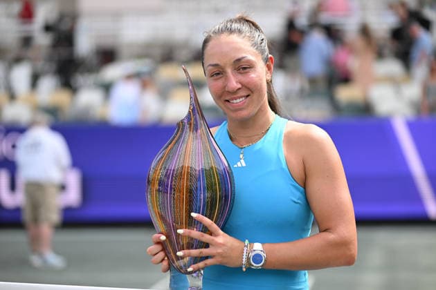 April 5, 2026, Charleston, South Carolina, SC: JESSICA PEGULA of the United States poses with the Credit One Charleston Open championship trophy following her victory against YULIIA STARODUBTSEVA of Ukraine during the Credit One Charleston Open at Credit One Stadium on April 3rd, 2026 in Charleston, SC. Tennis 2026: Charleston Open Finals  - ZUMAv134 20260405_zsp_v134_043 Copyright: xMaxwellxVittoriox