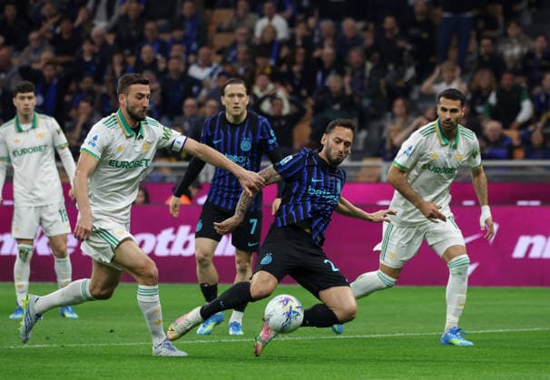 Foto IPP Roberto Bregani Milano 5-04-2026 Calcio Campionato di Serie A 2025 2026, Inter-Roma Nella foto Hakan Calahanoglu del l Inter in azione contro Bryan Cristante della Roma. Italy Photo Press World Copyright. italy ITALY  Copyright: xR4924_italyphotopressx