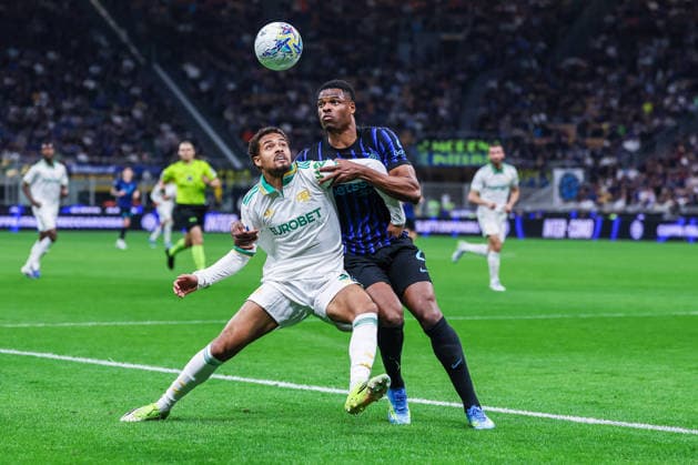 FC Internazionale vs AS Roma - Serie A 2025 26 - 05 04 2026 Denzel Dumfries of FC Internazionale competes for the ball with Devyne Rensch of AS Roma during Serie A 2025 26 football match between FC Internazionale and AS Roma at San Siro Stadium in Milan Copyright: xBEAUTIFULxSPORTS Carabellix