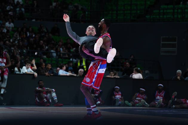 Harlem Globetrotters Show Bulldog Mack dances with a spectator in his arms during the Harlem Globetrotters show at the Telecom Center Athens in Athens, Greece, on April 5, 2026. Athens Greece  Copyright: xGiorgosxArapekosx originalFilename:arapekos-notitle260405_npI6V.jpg